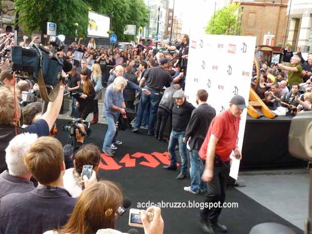 Mit und bei AC DC in London, 2011