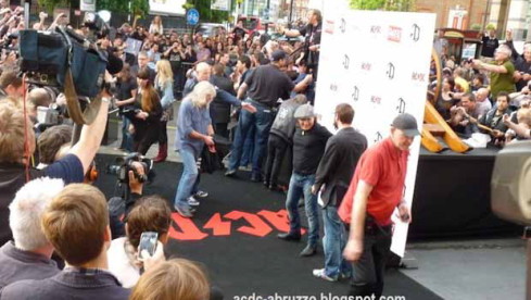 Mit und bei AC DC in London, 2011