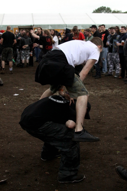 Death Feast Open Air 2011: Fans, Matsch, Nonsense