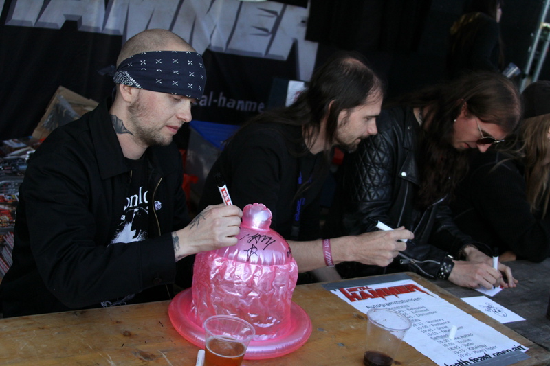 Death Feast Open Air 2011: Fans, Matsch, Nonsense