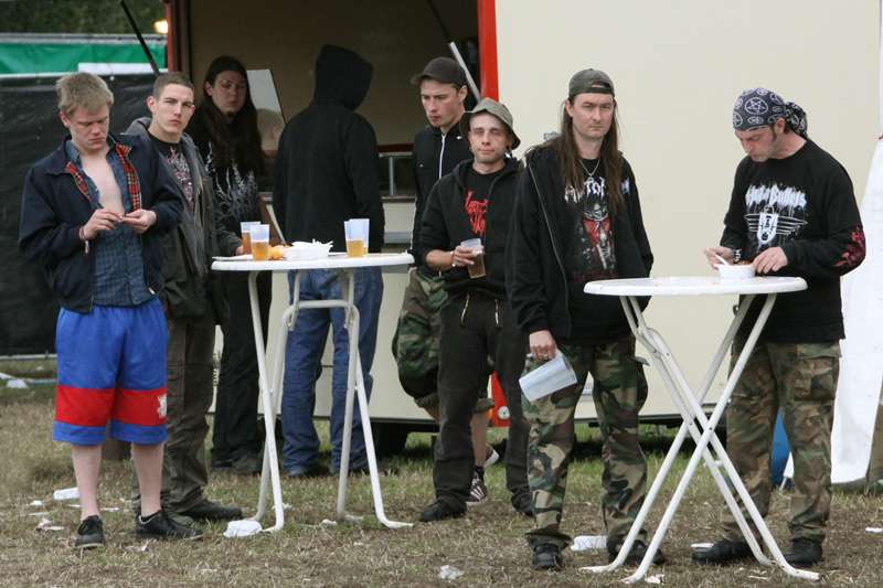 Death Feast Open Air 2011: Fans, Matsch, Nonsense
