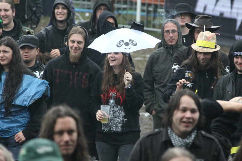Death Feast Open Air 2011: Fans, Matsch, Nonsense