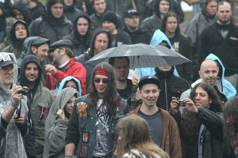 Death Feast Open Air 2011: Fans, Matsch, Nonsense