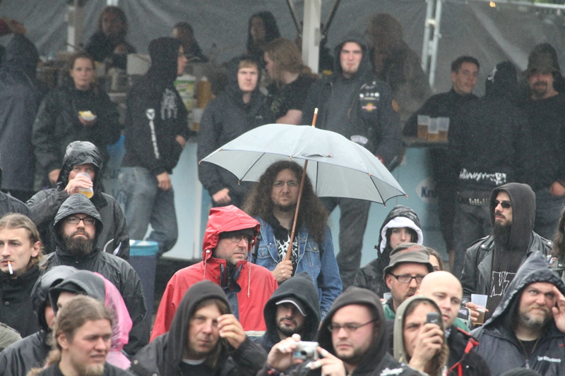Death Feast Open Air 2011: Fans, Matsch, Nonsense