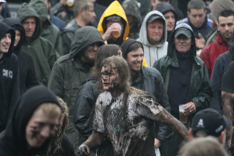 Death Feast Open Air 2011: Fans, Matsch, Nonsense
