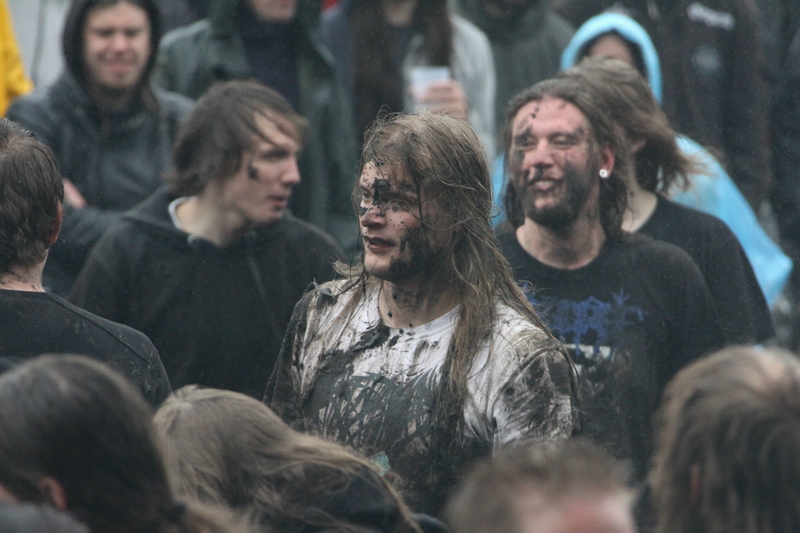 Death Feast Open Air 2011: Fans, Matsch, Nonsense