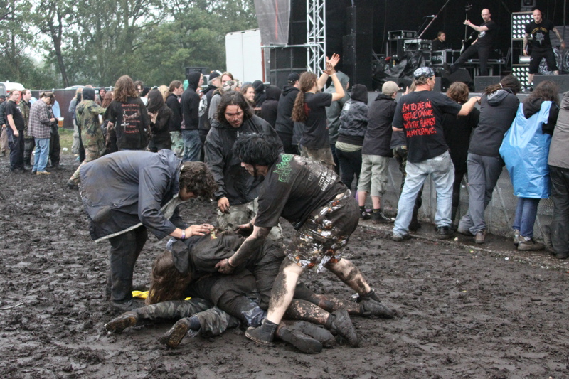 Death Feast Open Air 2011: Fans, Matsch, Nonsense