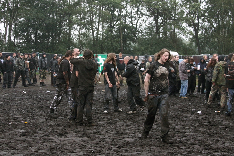 Death Feast Open Air 2011: Fans, Matsch, Nonsense