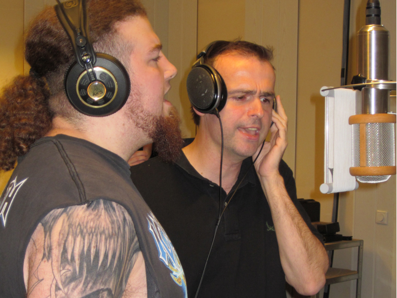 Fan David Mc Gregor (li.) kam aus Quebec eingeflogen, um mit Hansi Kürsch singen zu dürfen.