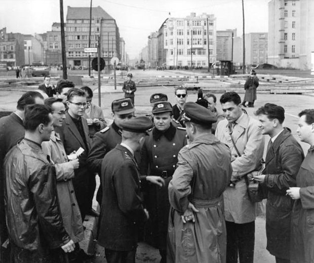 Bau der Berliner Mauer 1961