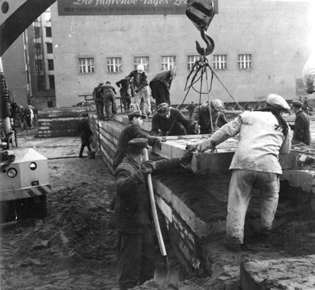 Bau der Berliner Mauer 1961