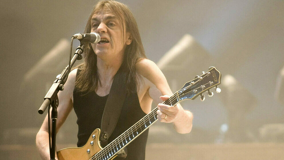 Am 18.11.2017 stirbt Malcolm Young im Alter von 64 Jahren. Wenige Wochen zuvor, am 22.10.2017, verstarb sein Bruder George.