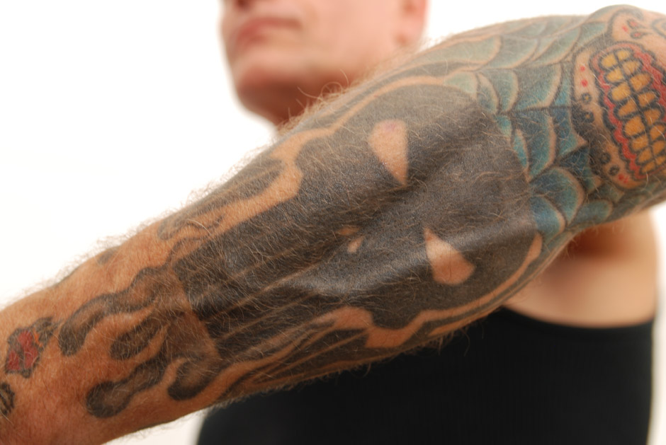 Peter Koller von Sick Of It All zeigt seine Tattoos