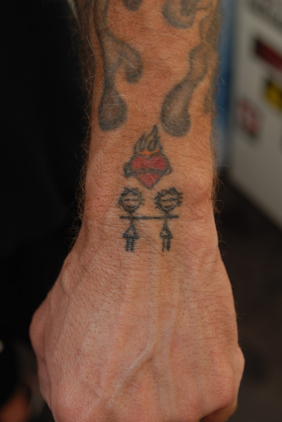 Peter Koller von Sick Of It All zeigt seine Tattoos