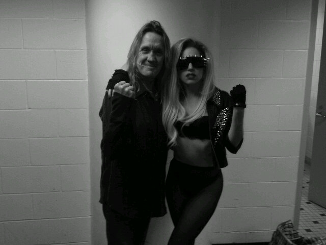 Lady Gaga und Nicko McBrain backstage