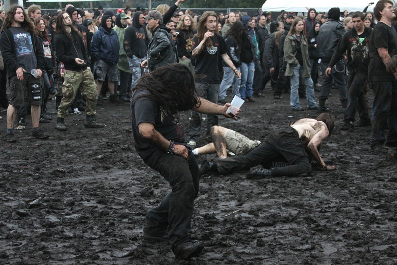 Death Feast Open Air 2011: Fans, Matsch, Nonsense