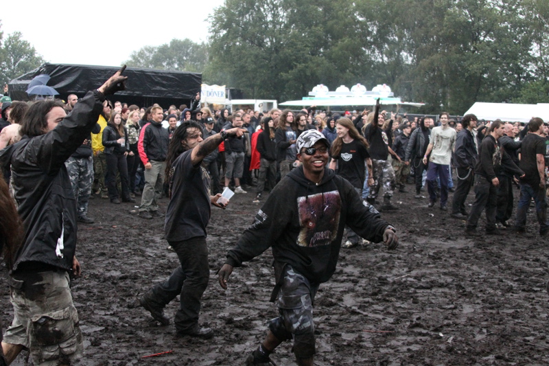 Death Feast Open Air 2011: Fans, Matsch, Nonsense