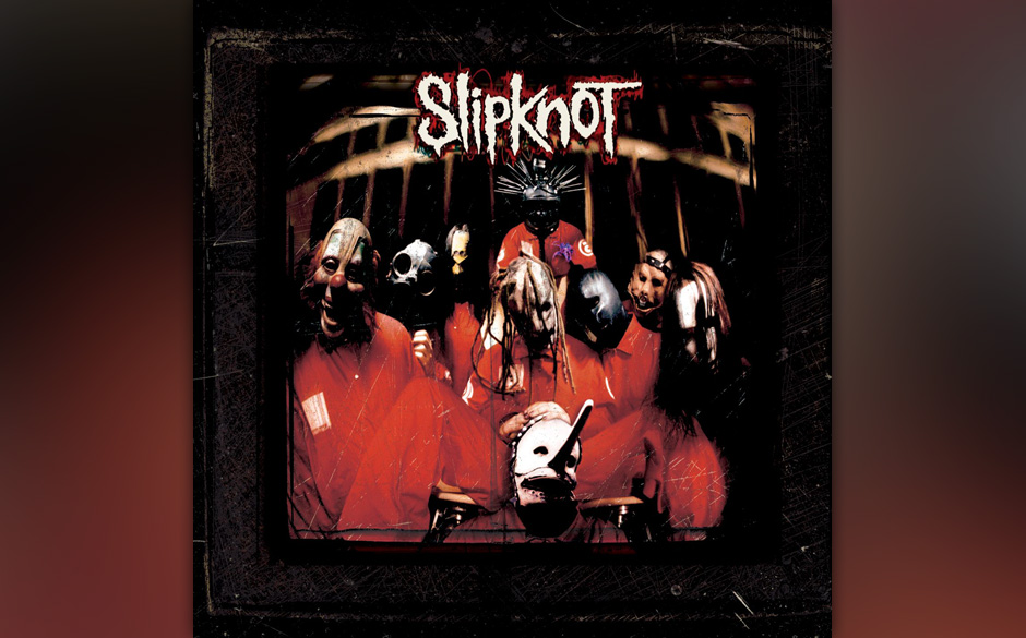87. Slipknot: 'Slipknot' (1999)
Weiße Overalls, Horrormasken und hundsgemeine Bühnenaction, dazu eine Musik, die Rap, Thras