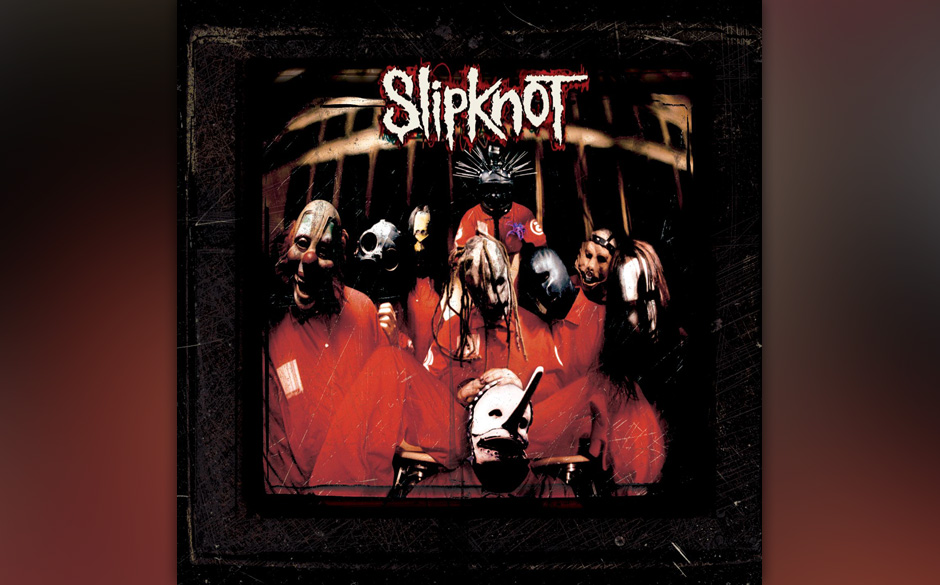 87. Slipknot: 'Slipknot' (1999)
Weiße Overalls, Horrormasken und hundsgemeine Bühnenaction, dazu eine Musik, die Rap, Th...