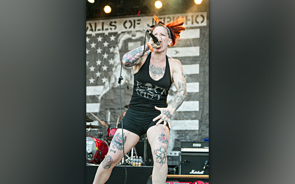 Die 30 wichtigsten Frauen im Metal
Diese Frau hat Eier! Schon 1998 brüllte sich Candace Kucsulain als Sängerin von Walls Of Jericho die Lungenflügel wund.