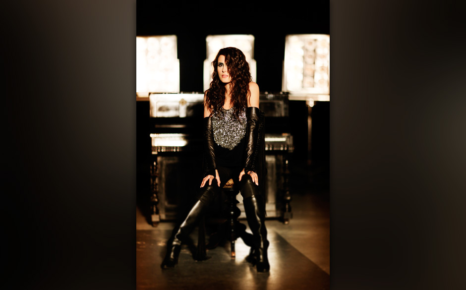 Die 30 wichtigsten Frauen im Metal
Sharon Den Adel, Within Temptation: 'Solange Sänger­innen wie Angela Gossow zeigen, dass man kein Mann sein muss, um zu growlen, 
ist noch nicht 
alles verloren.'