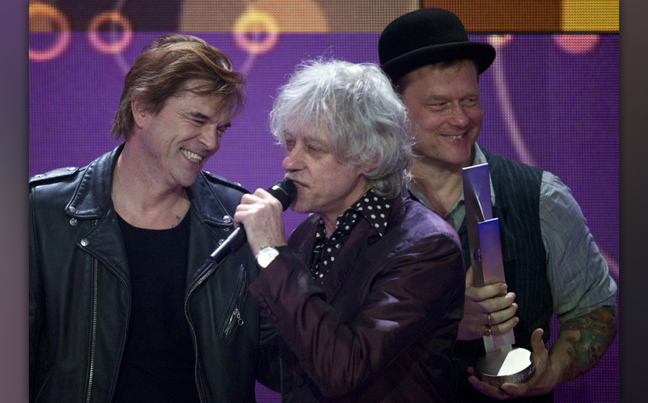Irish musician Bob Geldof, center, presents German band Die Toten Hosen their award for Best National Live Act during the 201
