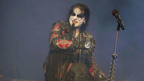 Dimmu Borgir bei einem Live-Auftritt im Jahr 2012