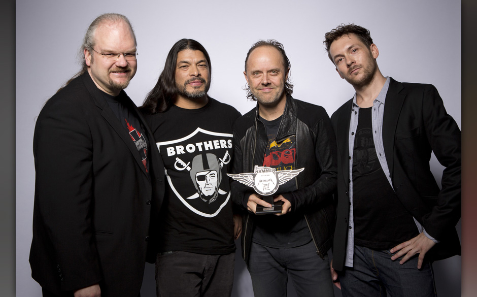 Maximum Metal: METAL HAMMER-Chefredakteur Thorsten Zahn und Head Of Sales Gernot Krebs zusammen mit Robert Trujillo und La...