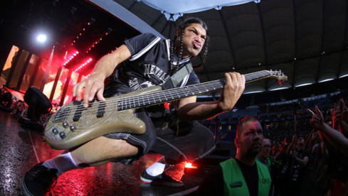 dpatopbilder Robert Trujillo, Bassist der Band Metallica steht am 04.06.2014 in Hamburg auf der B¸hne der Imtech-Arena. D...