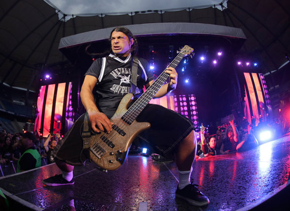 Robert Trujillo, Bassist der Band Metallica steht am 04.06.2014 in Hamburg auf der B¸hne der Imtech-Arena. Die US-Band Metal