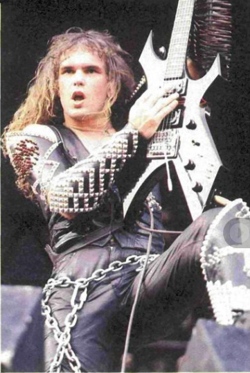 Na erkennt ihr ihn? Kerry King noch ohne Bart, dafür mit reichlich Haaren.