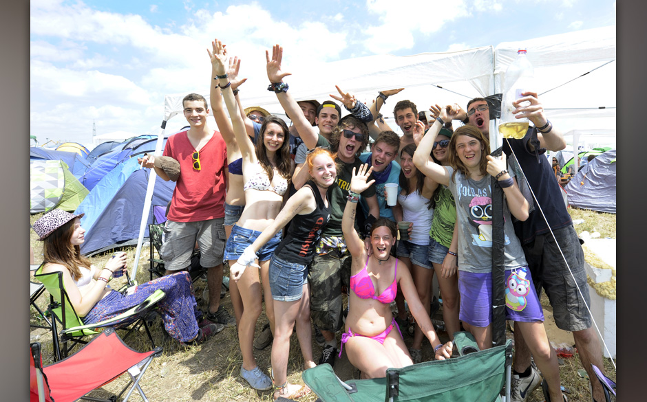APA18825988_13062014 - WIEN - ÷STERREICH: Besucher des Festivals auf dem Campingplatz im Rahmen des 'Nova Rock 2014' Festiva