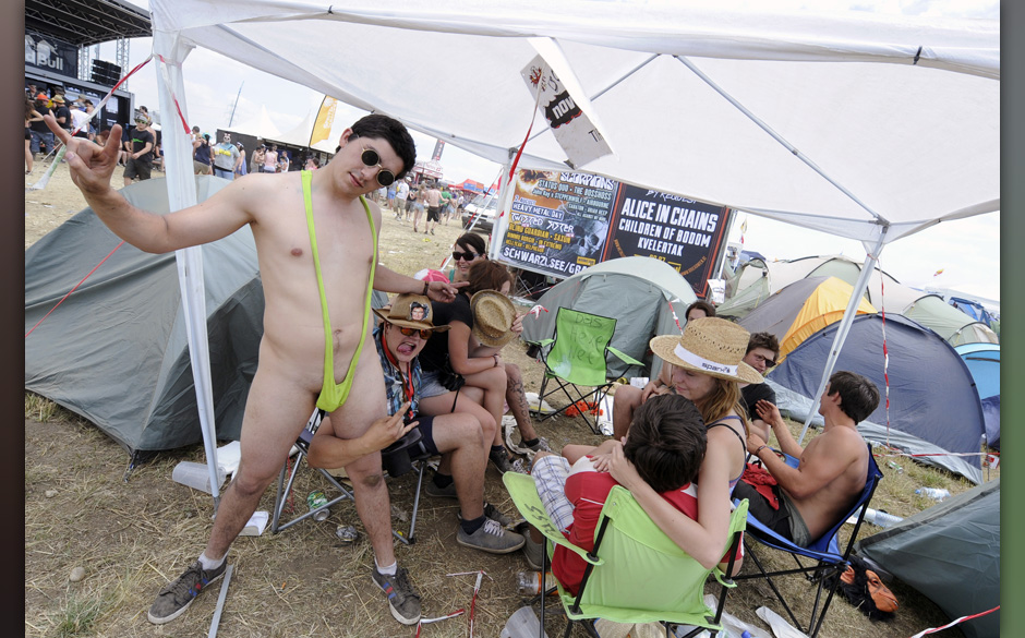 APA18825994_13062014 - WIEN - ÷STERREICH: Besucher des Festivals auf dem Campingplatz im Rahmen des 'Nova Rock 2014' Festiva