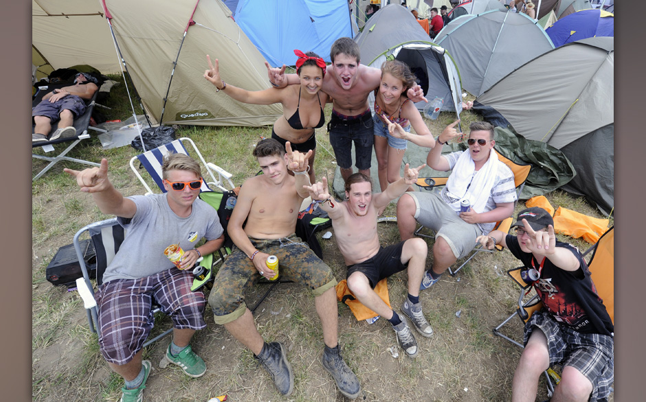 APA18825998_13062014 - WIEN - ÷STERREICH: Besucher des Festivals auf dem Campingplatz im Rahmen des 'Nova Rock 2014' Festiva