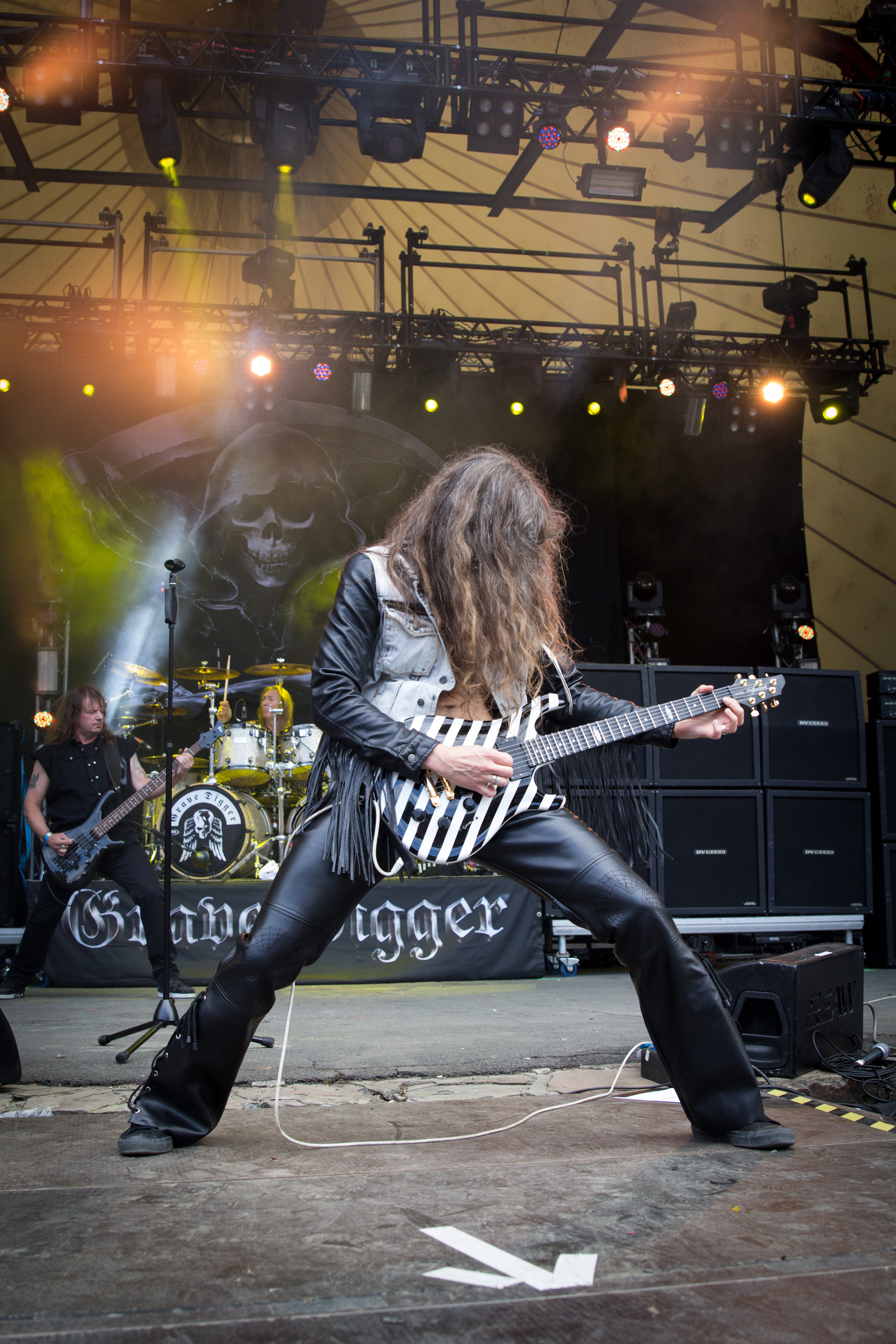 Nothing To Believe: Das Finale des Albums erweist sich als Ballade im schleppenden Tempo, eingeleitet mit Klavier und mela...