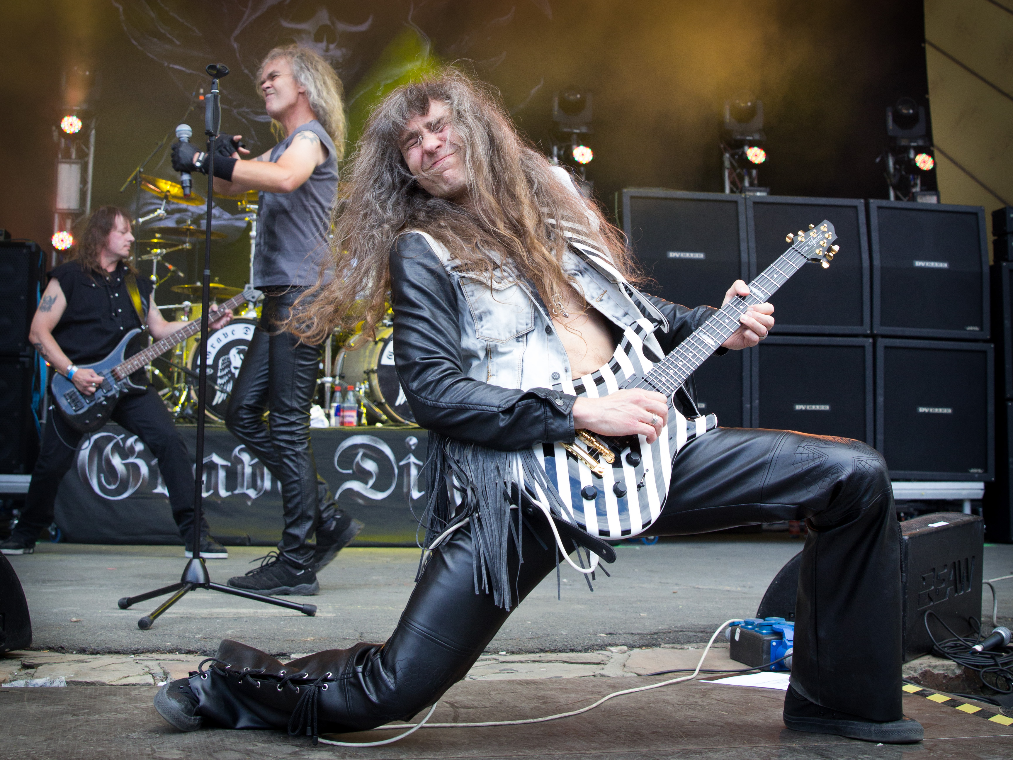 Dia De Los Muertos: Eine weitere Kreuzung aus Rammstein- und Accept-Riff schiebt den stoisch marschierenden Song an, dazu ...