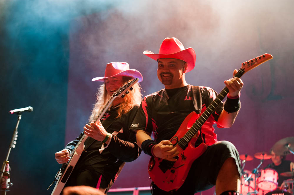 Jung, dumm und besoffen
Bierflaschengeklimper, Erinnerungen an die gute alte Zeit und lautstarke „Nananana“-Chöre las...