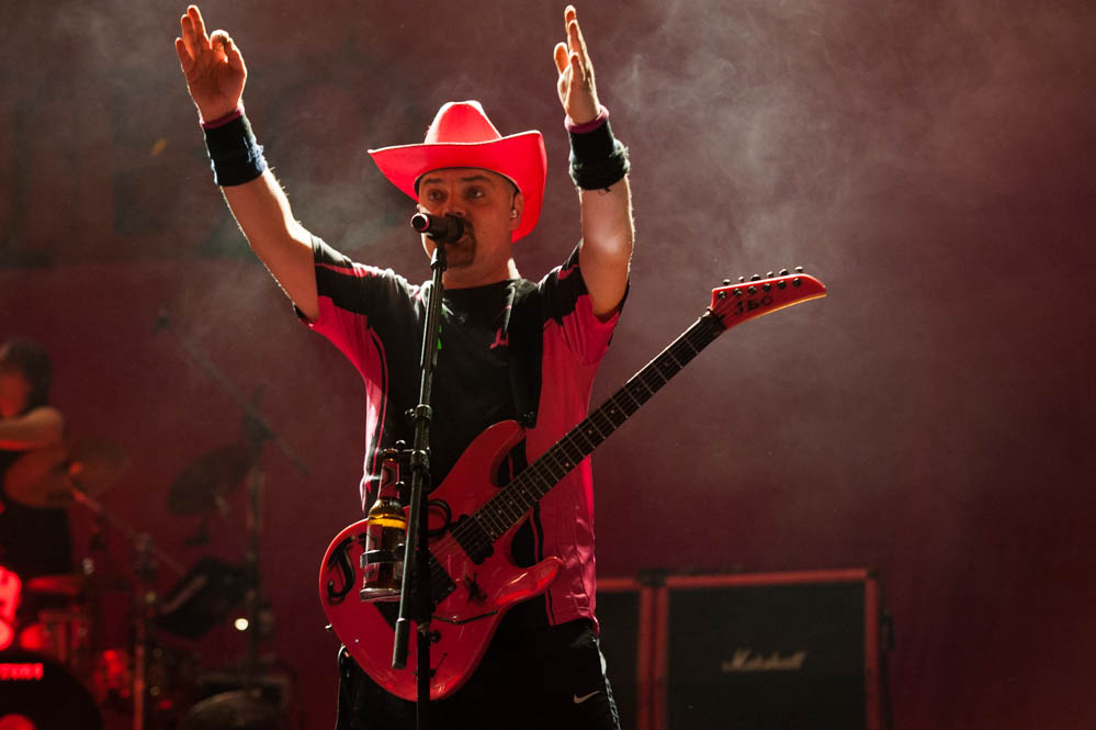 Mittelalter
Mit einem unwiderstehlichen Folk Rock-Riff und zweideutiger Lyrik bekommt diesmal das Mittelalter-Rock-Genre s...