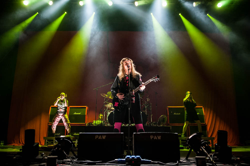 Sakradi mei Sack is hi
Heavy Volksmusik, irgendwer? Erinnert grob an das ‘Medtl-Gschdanzl’ des Debüt-Silberlings.