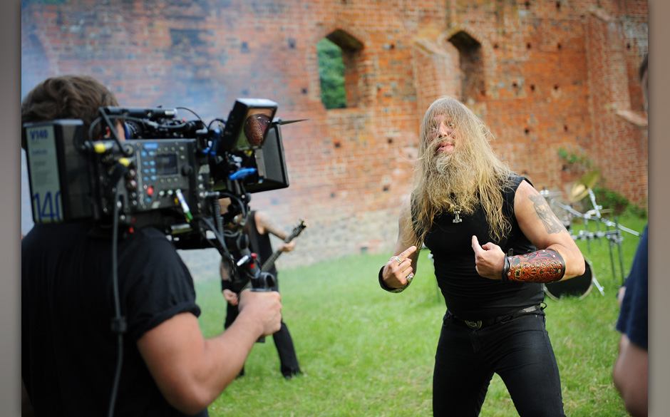 Beim Videodreh zu Amon Amarths ‘Deceiver Of The Gods’