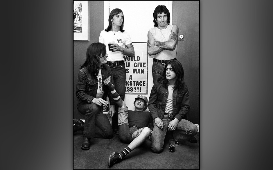 UNITED KINGDOM - JANUARY 01:  Photo of AC/DC; L-R: Mark Evans, Phil Rudd, Angus Young, Bon Scott, Malcolm Young - posed, grou