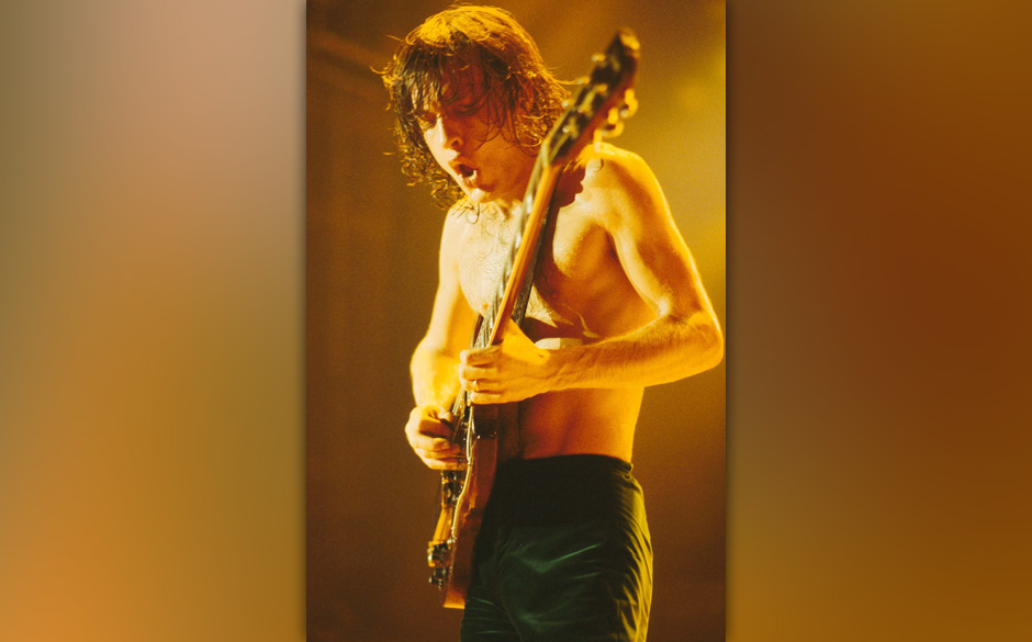 4 Es wurde einiges weggetrunken in 40 Jahren. Alkoholprobleme waren lange ein Thema bei AC/DC. Der zweite AC/DC-Sänger Bo...