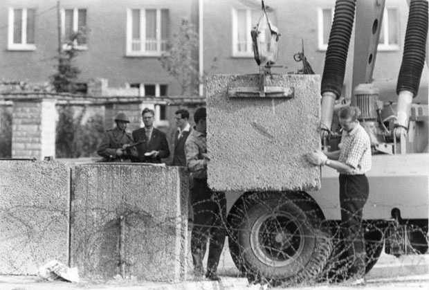 Bau der Berliner Mauer 1961