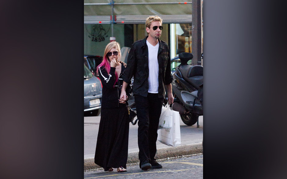 PARIS, FRANCE - SEPTEMBER 13:  Singer Avril Lavigne and Chad Kroeger are seen strolling on September 13, 2012 in Paris, Fr...