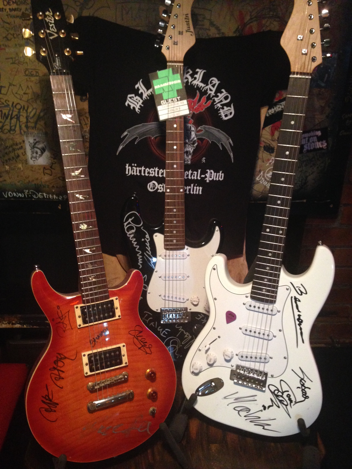 unitedcharity.de versteigert handsignierte Gitarren von Rammstein, Knorkator und Sodom zugunsten von „Ein Herz für Kind...