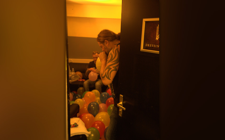 Backstage bei In Flames + Papa Roach + Wovenwar + While Shee Sleeps, Tour 2014