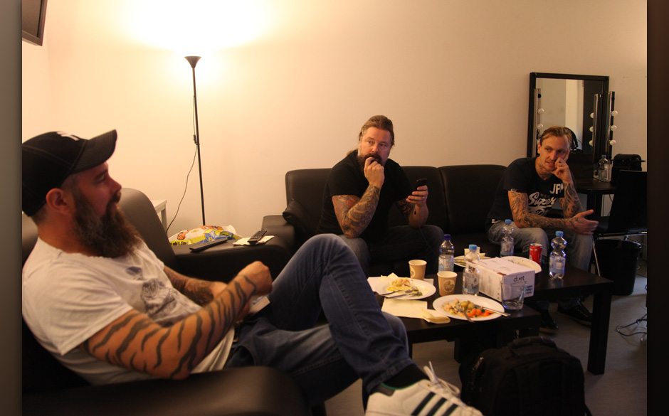 Backstage bei In Flames + Papa Roach + Wovenwar + While Shee Sleeps, Tour 2014