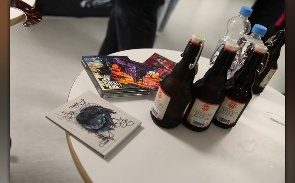 Backstage bei In Flames + Papa Roach + Wovenwar + While Shee Sleeps, Tour 2014