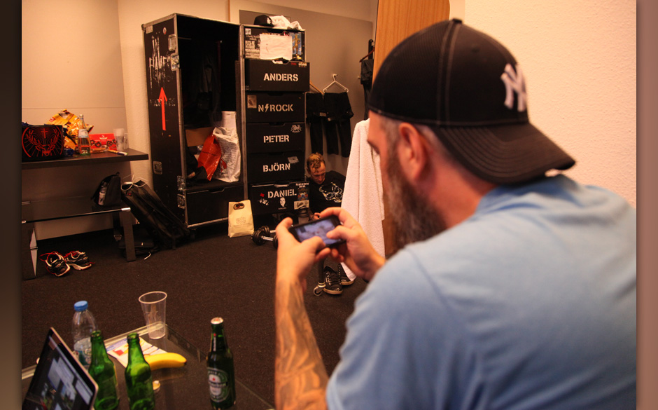 Backstage bei In Flames + Papa Roach + Wovenwar + While Shee Sleeps, Tour 2014
