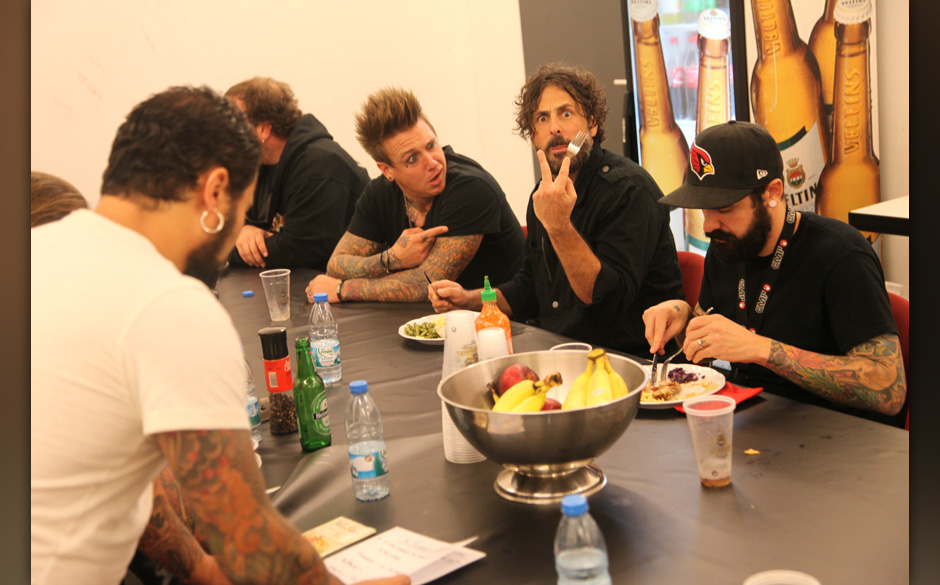 Backstage bei In Flames + Papa Roach + Wovenwar + While Shee Sleeps, Tour 2014